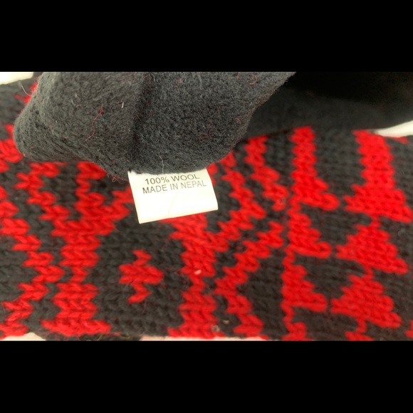 Red beanie and typing gloves set - Picture 6 of 6